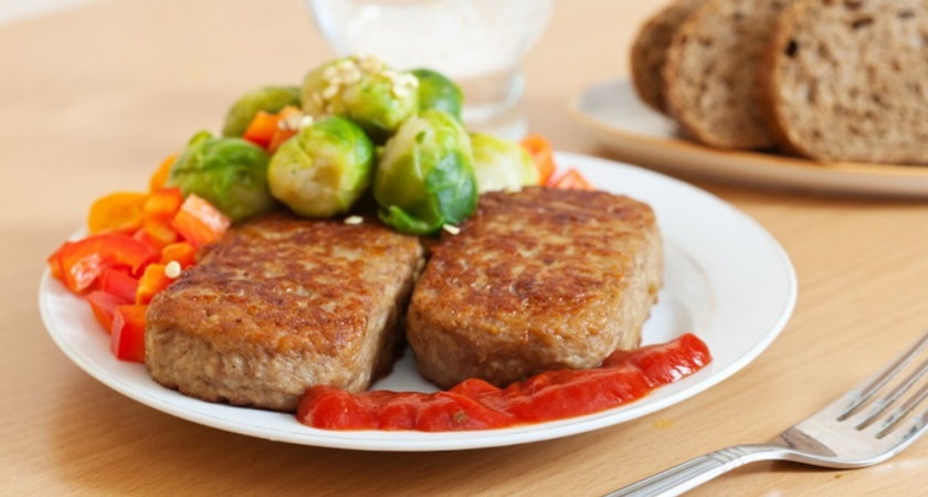Котлеты из геркулеса, которые вкуснее мясных: простой рецепт для сытного и здорового ужина — идеально для худеющих
