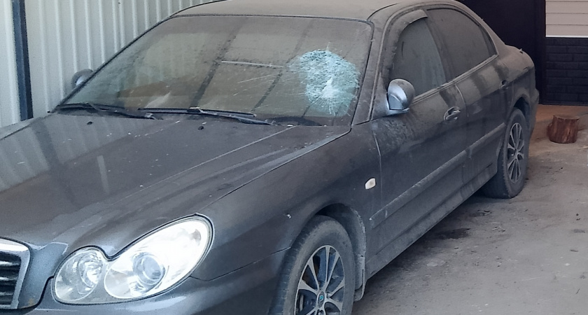 Усманский дебошир угрожал соседу ножом и разбил автомобиль его сына