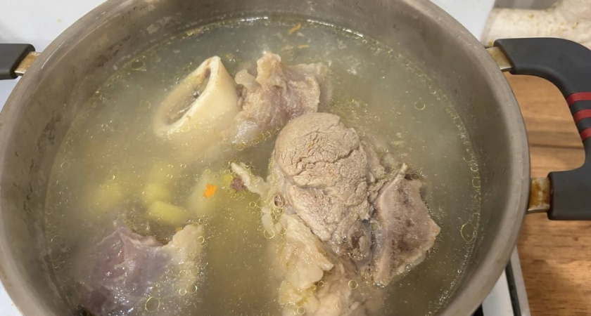 Нужно ли сливать «первую воду» при варке мясного бульона: шеф-повар поставил точку в давних спорах