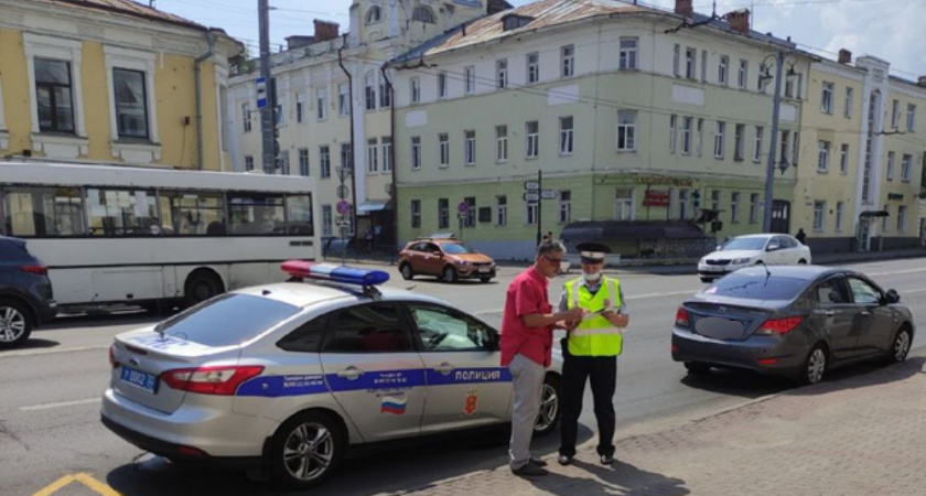 Инспектор ДПС остановил вас на дороге? Никогда не делайте это первым движением