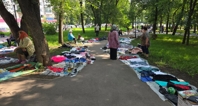 Липецкая полиция разгоняет стихийную торговлю в районе улицы Космонавтов