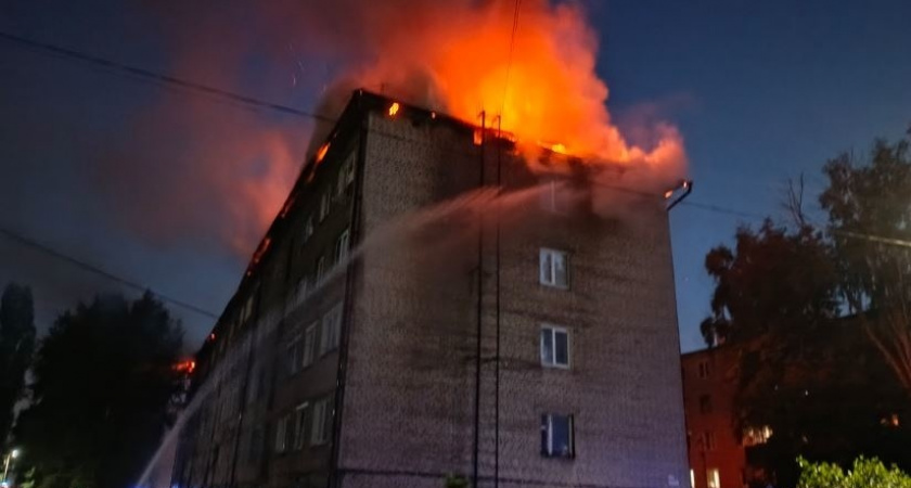 В Ельце эвакуировали жильцов из горящего общежития