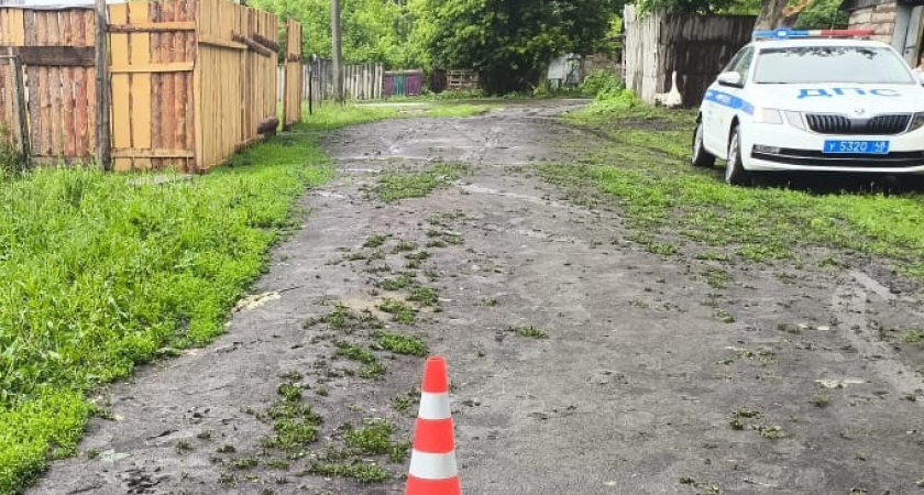 В Грязинском районе машина покатилась с горки и травмировала девочку