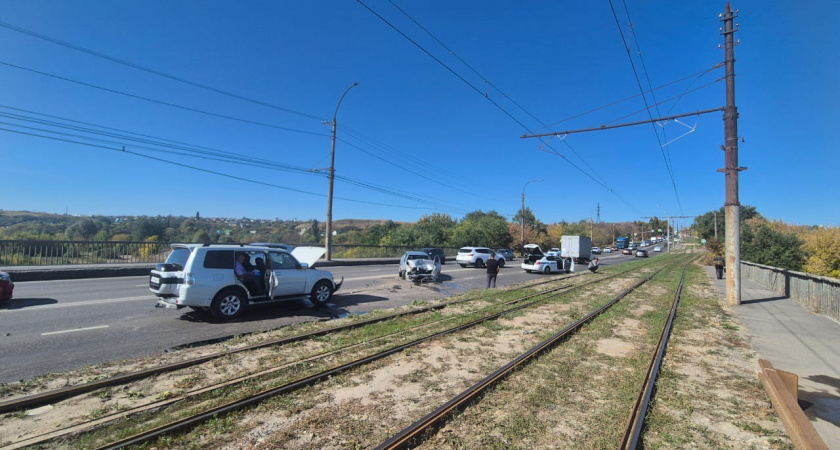 В Липецке цепная авария заблокировала Октябрьский мост