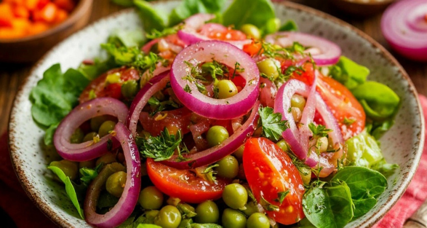 На любое застолье готовлю этот простой, но очень вкусный салат: весь секрет пикантности — в маринованном луке
