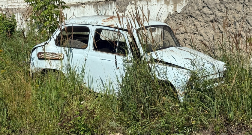 Липчанин не захотел отдавать приставам автомобиль и разобрал его