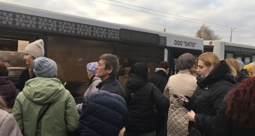 В Липецке убрали утренний автобус: жители Дачного не помещаются в салонах