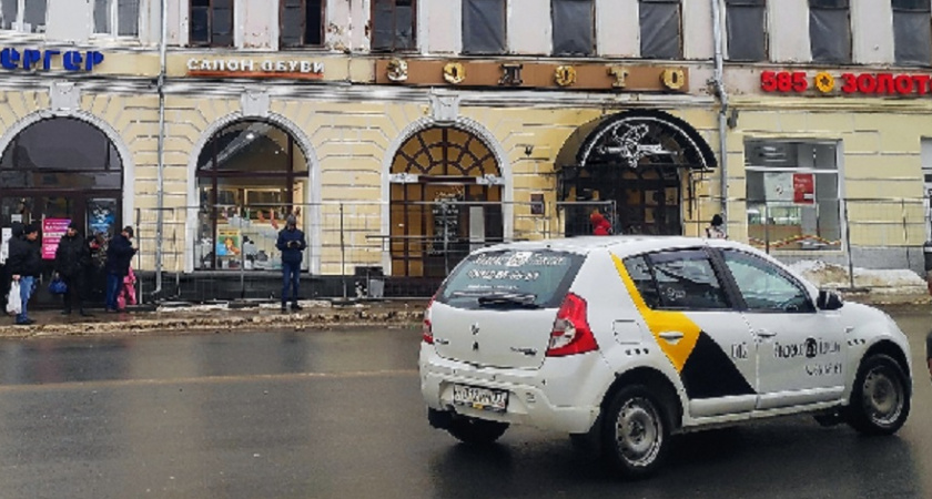 Таксист ограбил пассажира в Липецке и сбежал за Урал