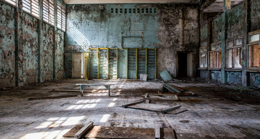 На закрытой фабрике в Липецке мародеры добрались до окон