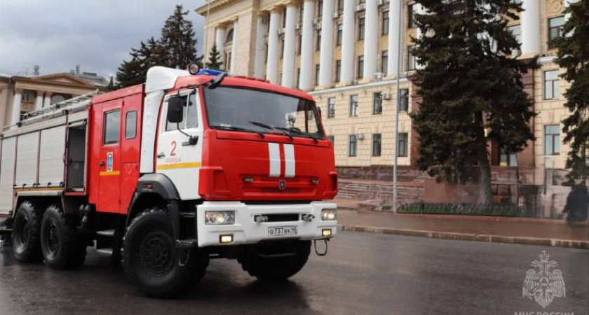 Пожарные потушили горящий грузовик на трассе в Хлевенском районе