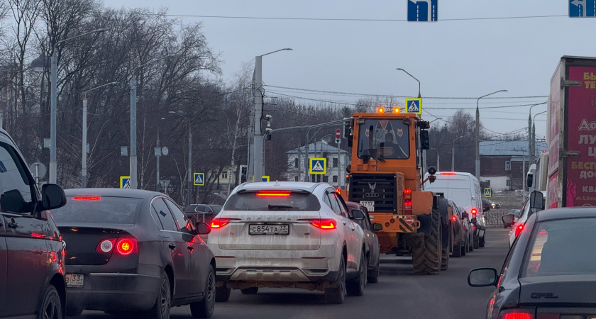 «Многие водители неправильно работают со сцеплением»: Объясняю на пальцах, нужно ли выжимать сцепление при торможении