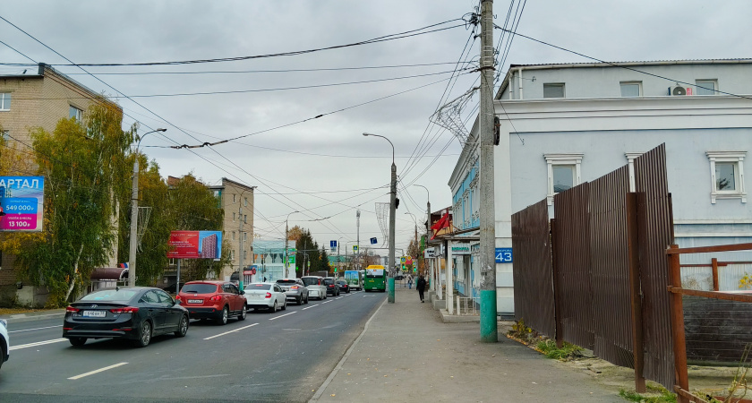 Инспектор стучит в окно на парковке: что делать, если двигатель заглушен
