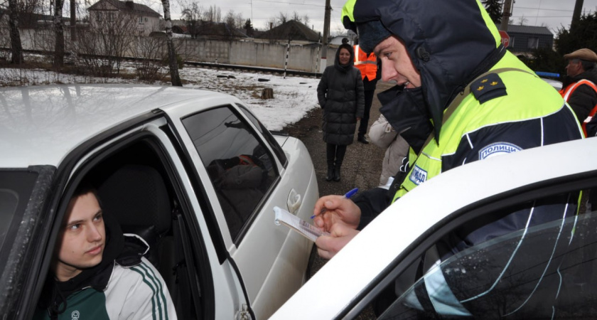 В ГАИ начали требовать мобильный телефон для осмотра: как водитель должен ответить инспектору