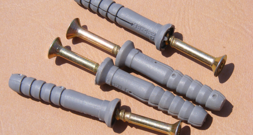 Дюбель болтается в стене? 5 рабочих способов сделать крепление надежным