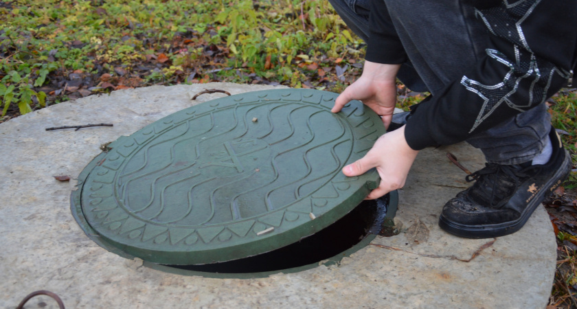 Осенняя обработка уксусной кислотой: как очистить выгребную яму без откачки