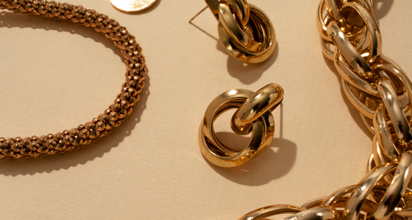 Жительница Задонского района похитила ювелирное изделие у родственницы