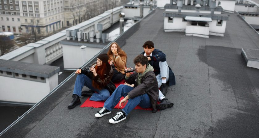 Липецкие подростки скидывали стулья с крыши завода Roshen на прохожих