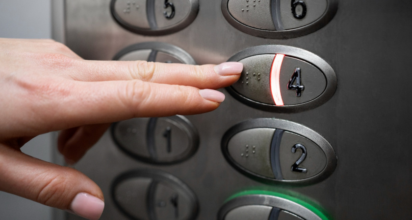 Липецкие пенсионеры четыре месяца не могут выйти из дома из-за ремонта лифтов