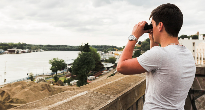 Житель Лев-Толстовского района следил за бывшей через GPS-трекер