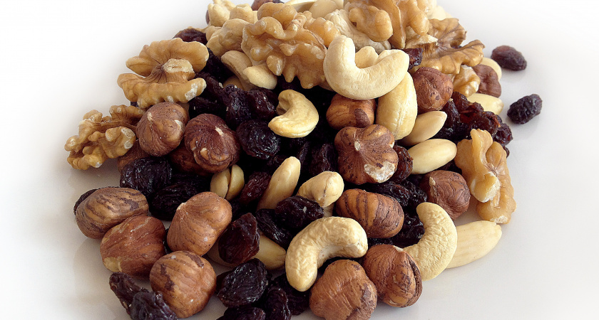 Теперь мою орехи и сухофрукты только этим способом: как избавиться от липкого слоя и консервантов