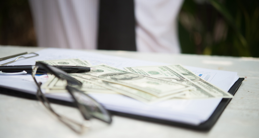 Завещание или дарение: что выгоднее при передаче недвижимости близким