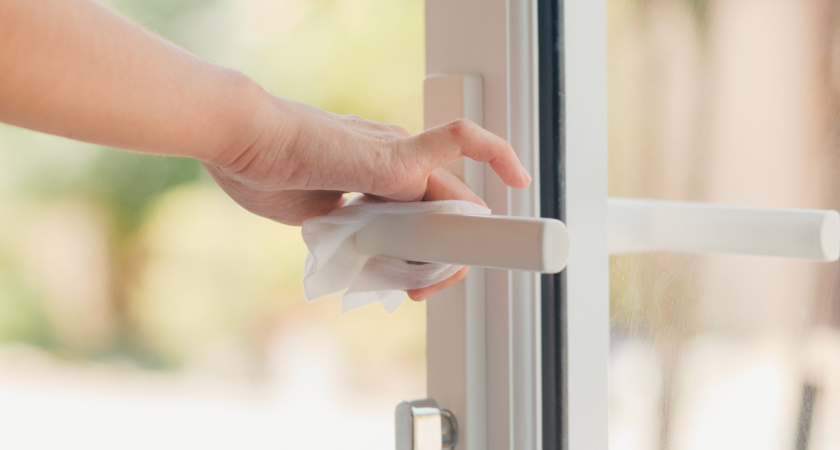  Простой способ утеплить окна: туалетная бумага и клей против сквозняков