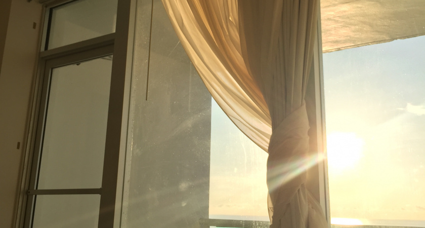 Как повесить шторы со вкусом: идеи для разных комнат и типов креплений