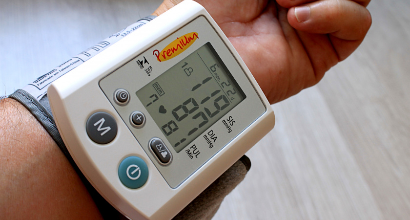 Частые ошибки при измерении давления: почему тонометр выдаёт неправильный результат и как это исправить