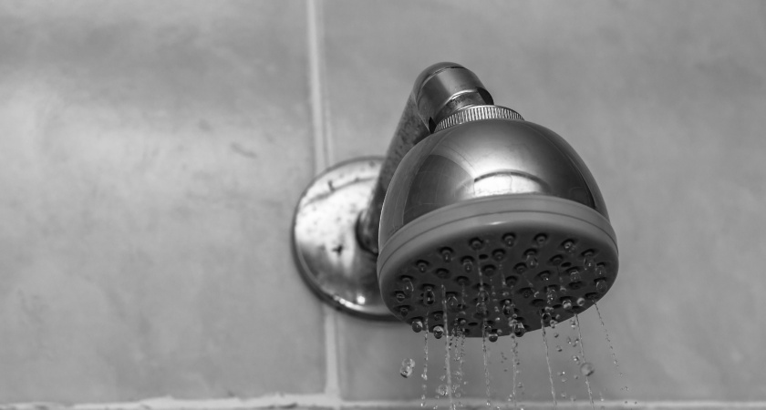 Душевая лейка станет как новенькая: простой способ с пакетом восстановит напор и зеркальный блеск