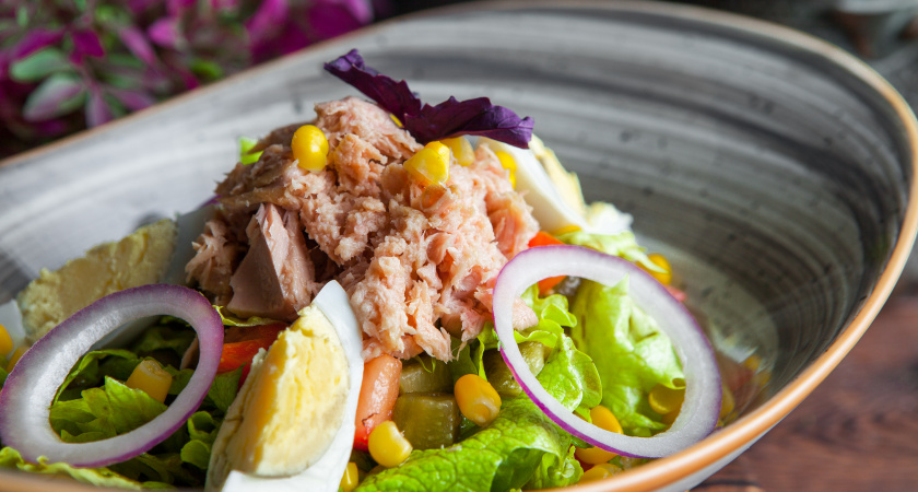 Не готовьте оливье - этот салат с тунцом из 5 ингредиентов станет главным блюдом Нового года