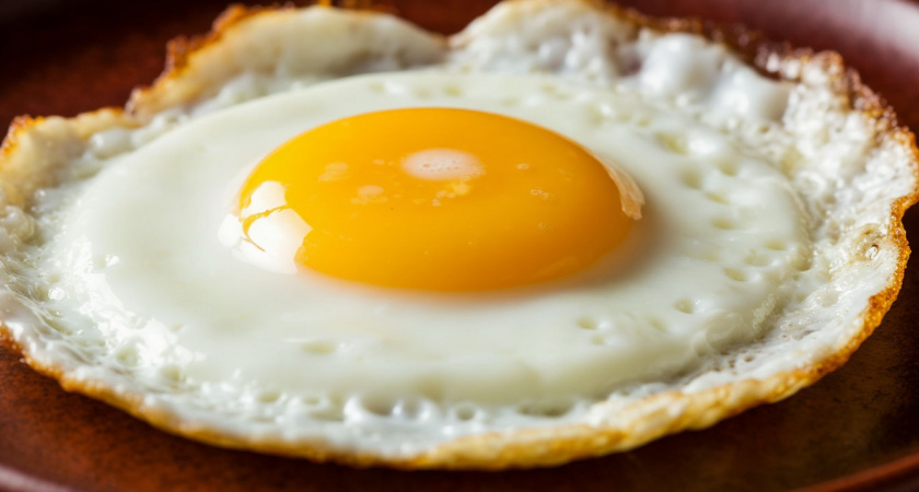 Яичницу на сковородке больше не жарю — теперь беру кружку: получается вкуснее и нежнее