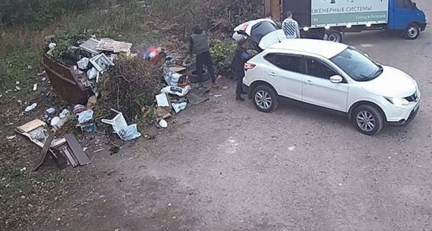 Липецкие автомобилисты получили штрафы по 10 тысяч за свалку на обочине