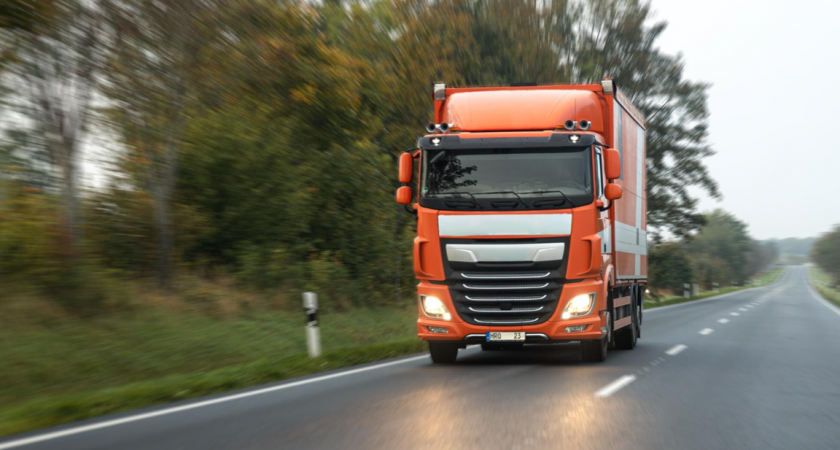 Липецкая легковушка врезалась в грузовик на встречной полосе