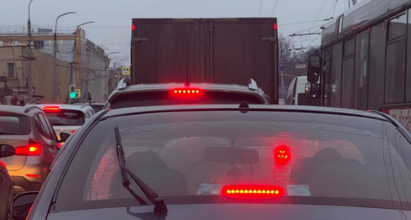 Верховный суд постановил: можно ли поворачивать направо, если горит основной зелёный, а стрелка неактивна