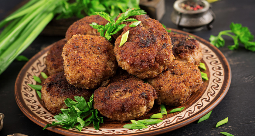 Не хлебный мякиш и не лук: вот что добавить в фарш, чтобы котлеты получились сочные и воздушные. Берите на заметку