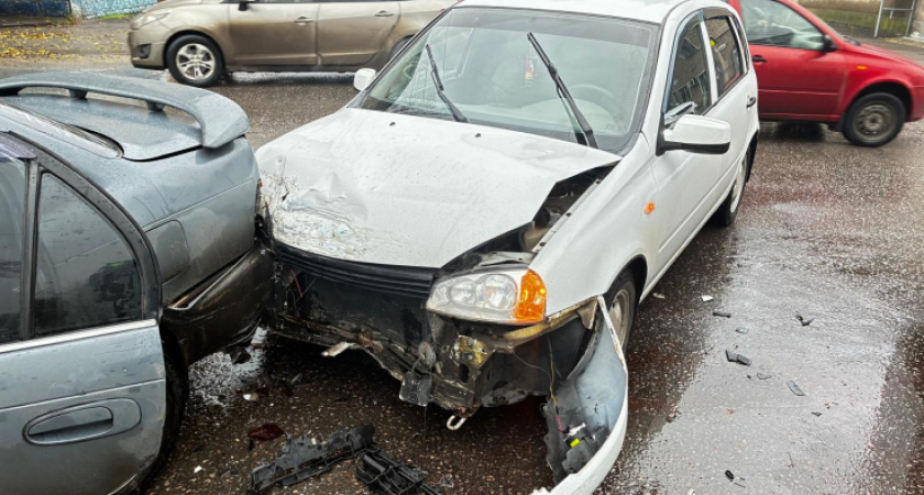 В Ельце 18-летний водитель врезался в столб на скользкой дороге