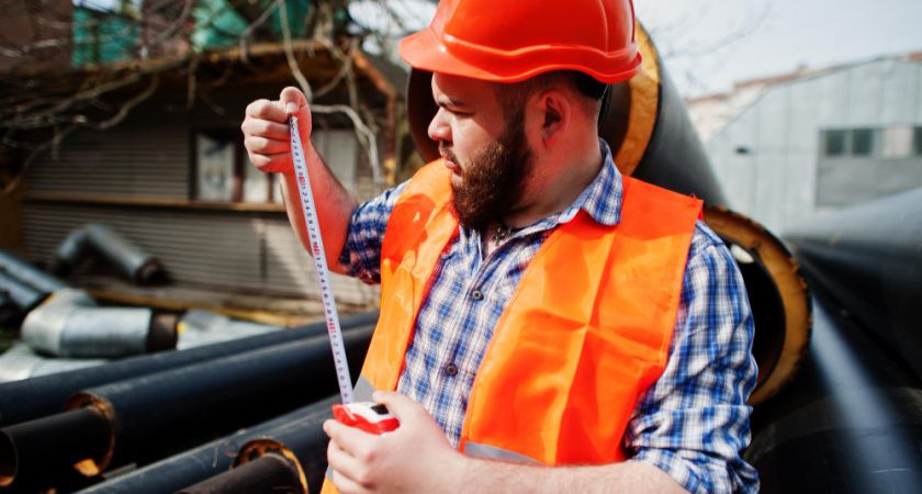 Липецкие коммунальщики копают котлован на Крайней из-за порыва трубы