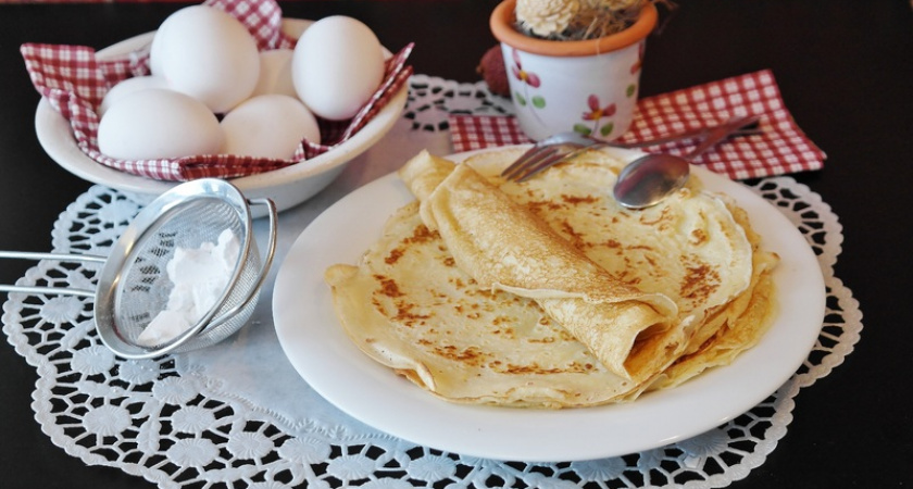 Как улучшить тесто для блинов: 3 добавки - и кружевные, тонкие, не рвутся – и даже к сковороде не прилипнут