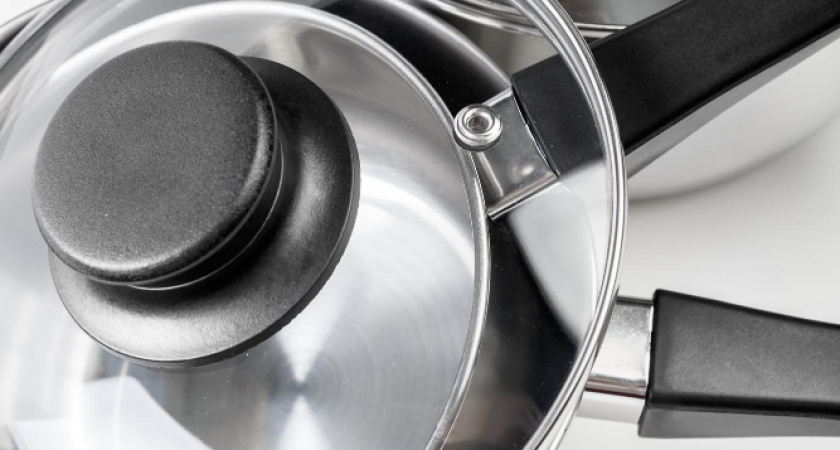 Всего 2 ложки – и крышки от кастрюль всегда чистые: выручает этот копеечный раствор