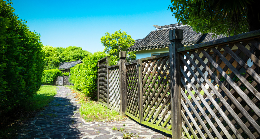 Гениально и просто: как в Норвегии ставят деревянные заборы без цемента, и почему это работает