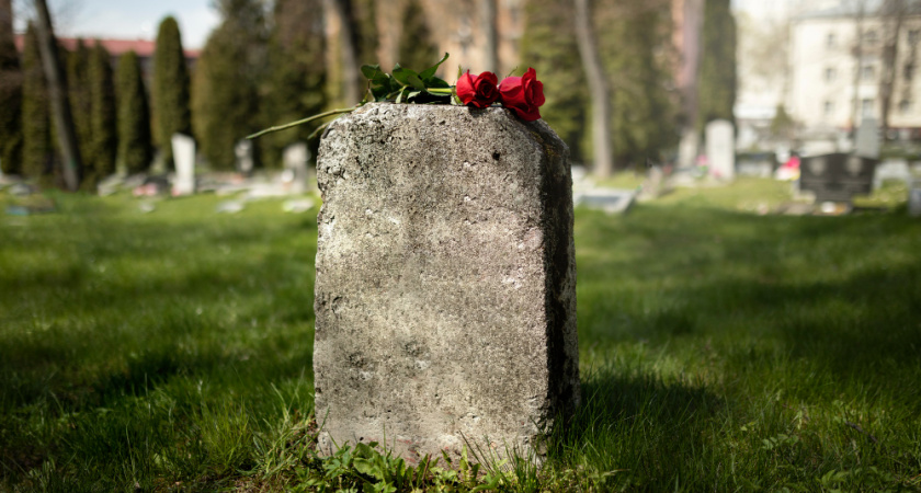 Жители Депутатской жалуются на странные события возле кладбища