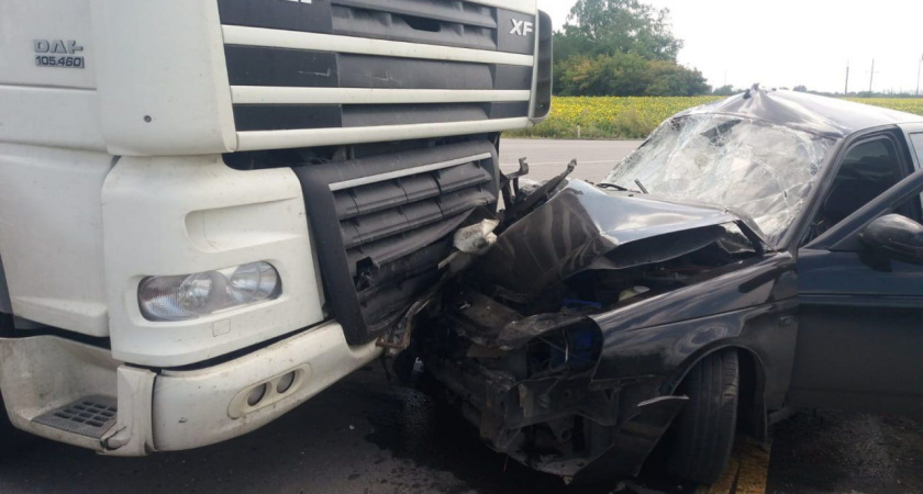 В Грязинском районе парень на «Приоре» протаранил грузовик