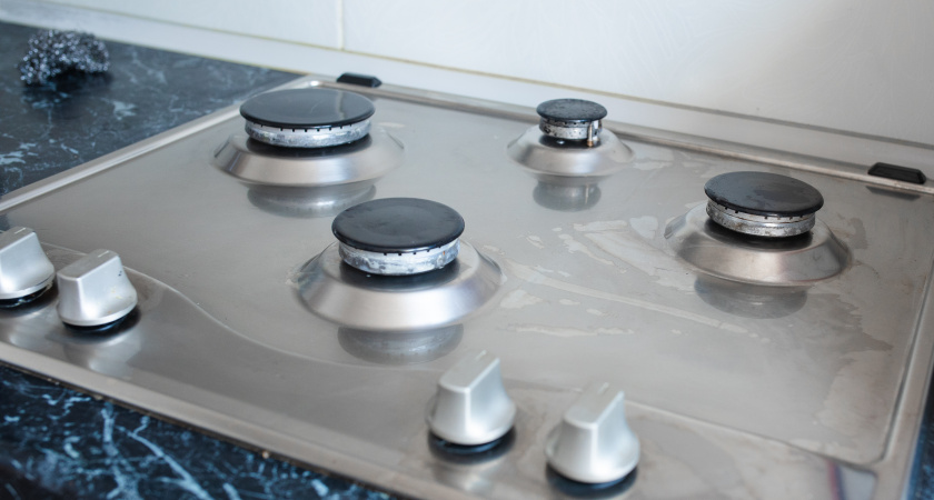 Решетка газовой плиты заблестит: проверенный способ, который работает лучше любой химии