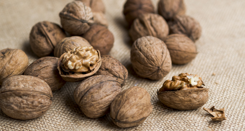 Забудьте о молотке: как быстро очистить грецкие орехи  - способ, который точно работает 