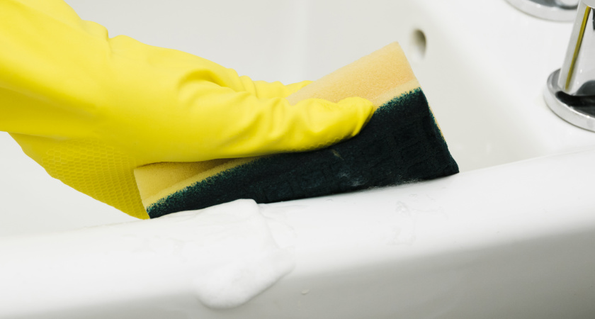 Ванна сияет как новая: как сода и уксус справляются с налетом лучше магазинных средств