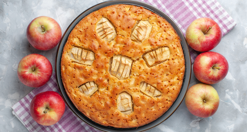 Забудьте о муке: готовим шарлотку с невесомым бисквитом и сочными яблоками