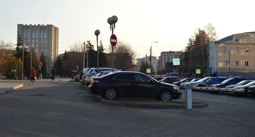 Что делать, если во дворе подпёрли машину и не оставили номер телефона — ответ автоюриста