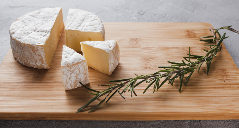 Ваши гости будут в шоке: гениальный рецепт сырных чипсов, где главный инструмент — утюг