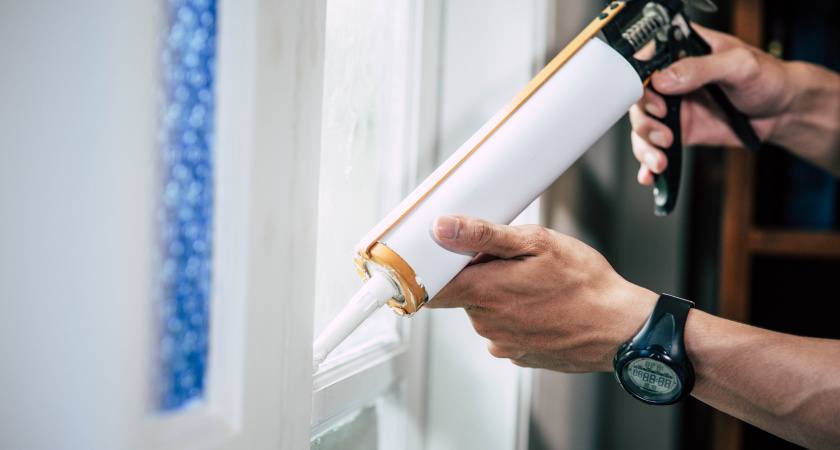 Забудьте о скребках: лайфхак с пеной, о котором молчат строители -  удаляет за 5 минут