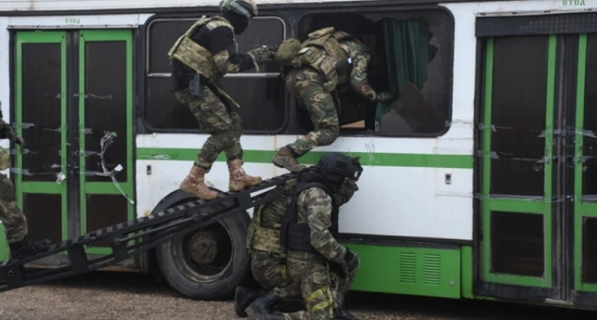 Липецкий спецназ «Титан» отработал штурм автобуса с заложниками